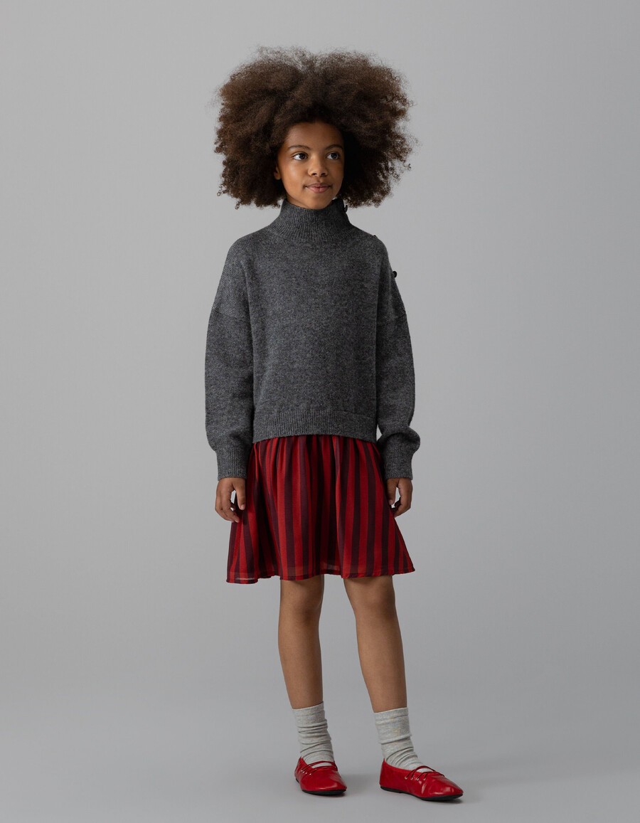vestido de niña de punto gris mixto con rayas rojas