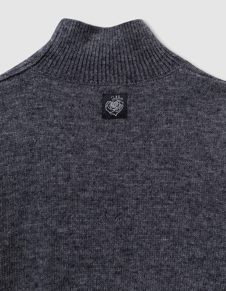 vestido de niña de punto gris mixto con rayas rojas