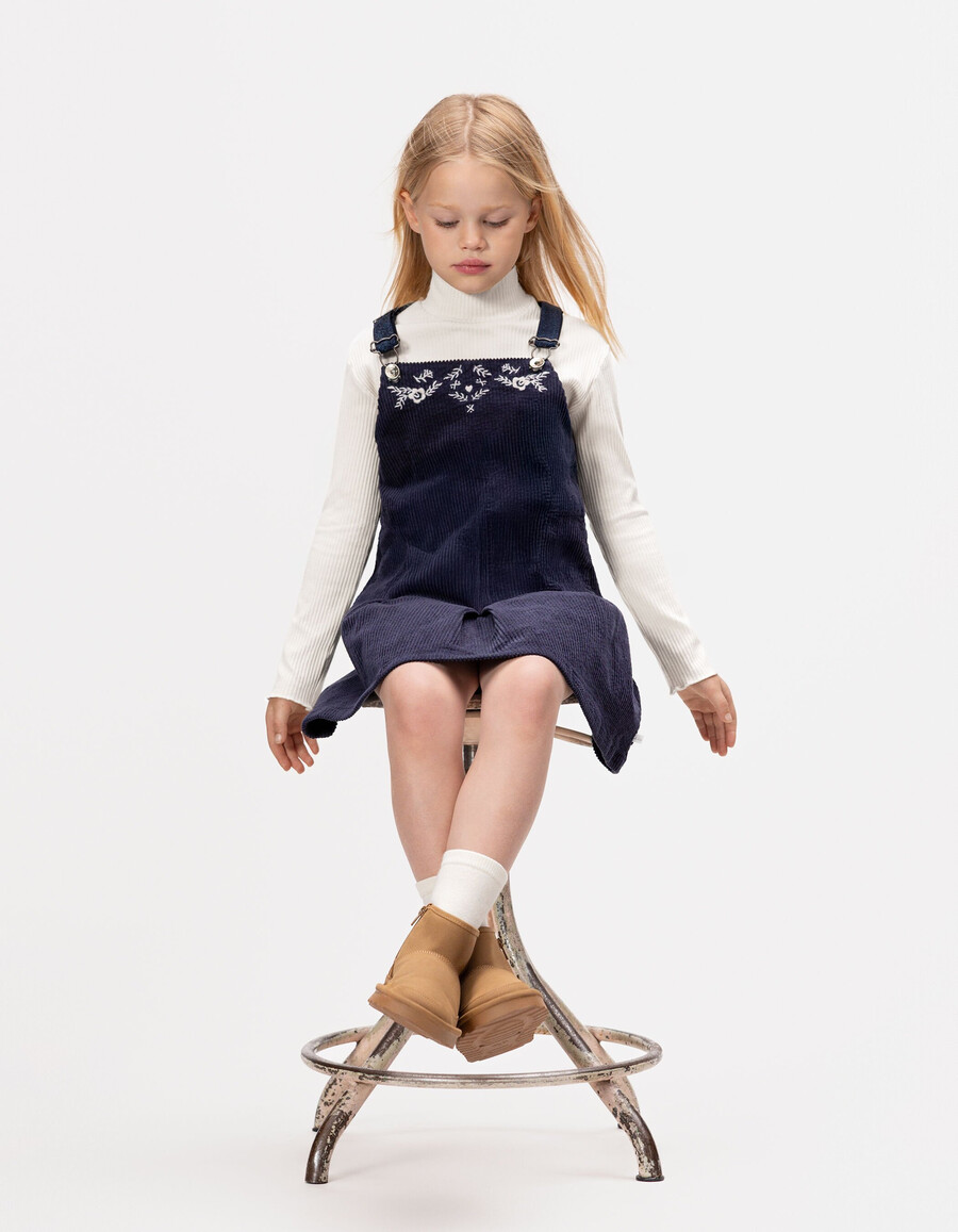 vestido de terciopelo azul marino y camiseta blanca 2 en 1 para niña