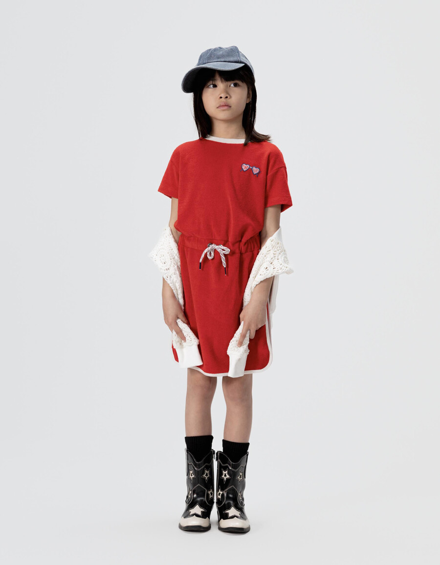 vestido de niña de tela de rizo roja con cordón en la cintura