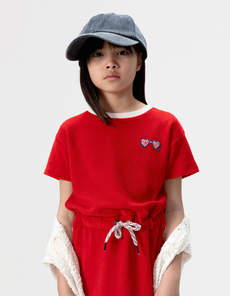 vestido de niña de tela de rizo roja con cordón en la cintura