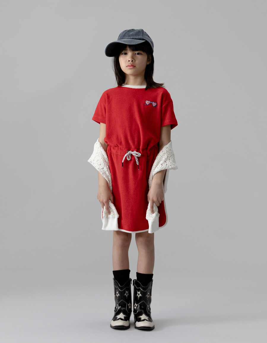 vestido de niña de tela de rizo roja con cordón en la cintura