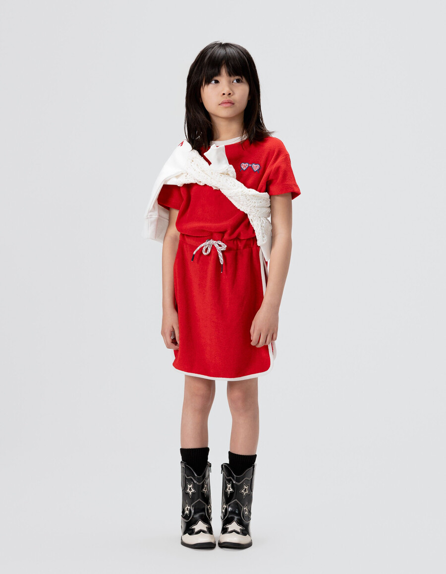 vestido de niña de tela de rizo roja con cordón en la cintura