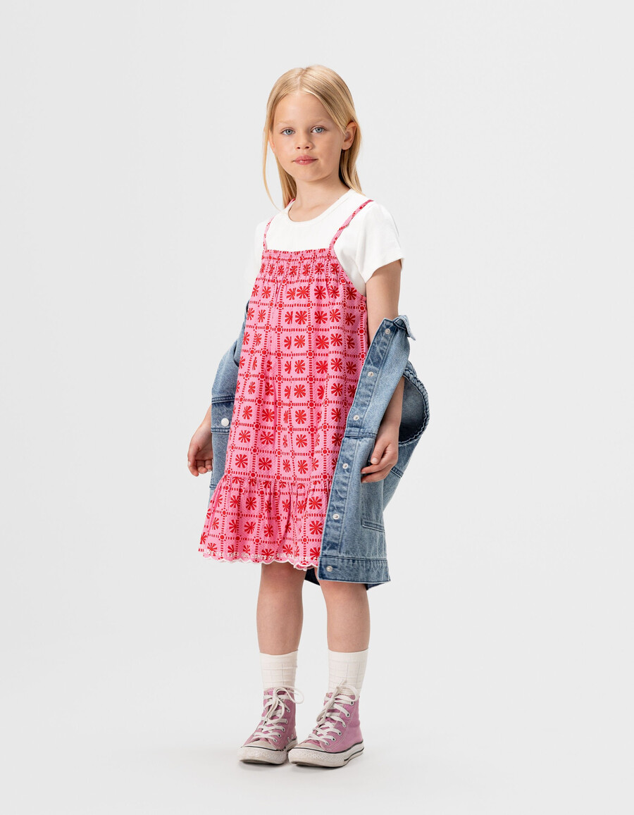 vestido rosa con estampado gráfico para niña