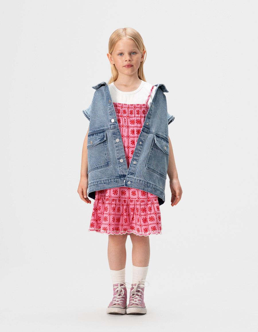 vestido rosa con estampado gráfico para niña