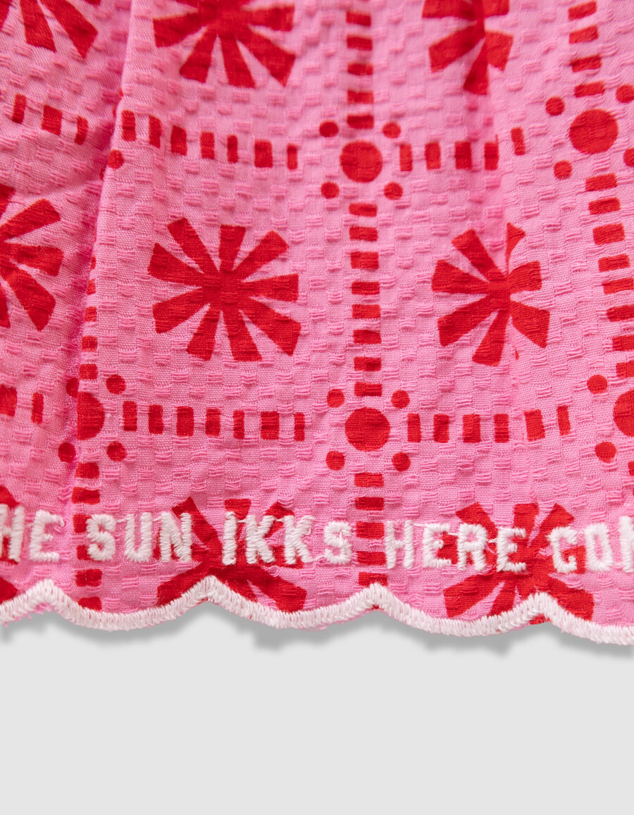 vestido rosa con estampado gráfico para niña