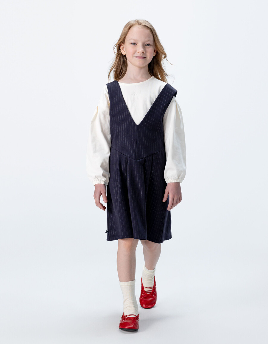 vestido azul marino de raya diplomática y camiseta color crudo 2 en 1 para niña