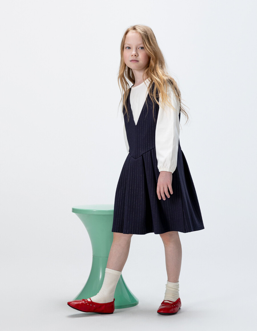 vestido azul marino de raya diplomática y camiseta color crudo 2 en 1 para niña