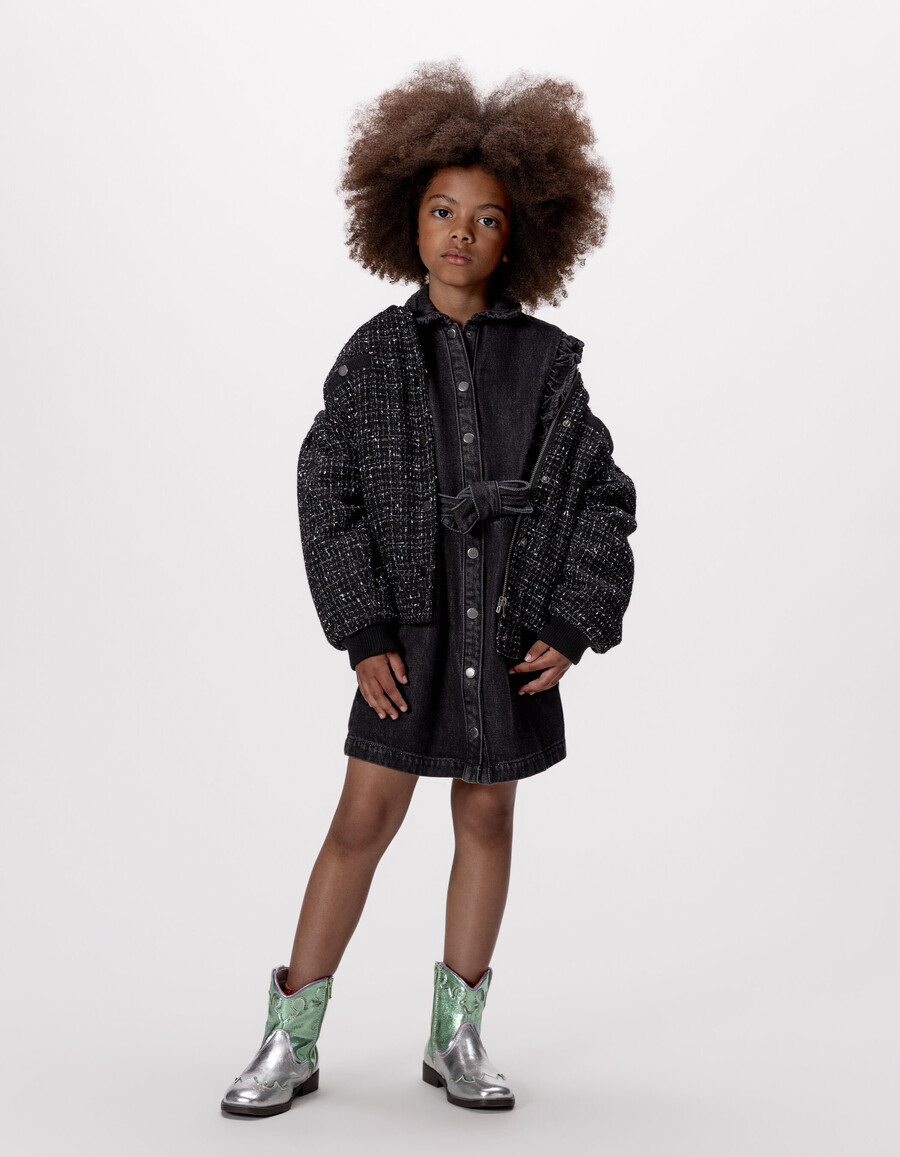 vestido vaquero gris con cinturón y volantes para niña