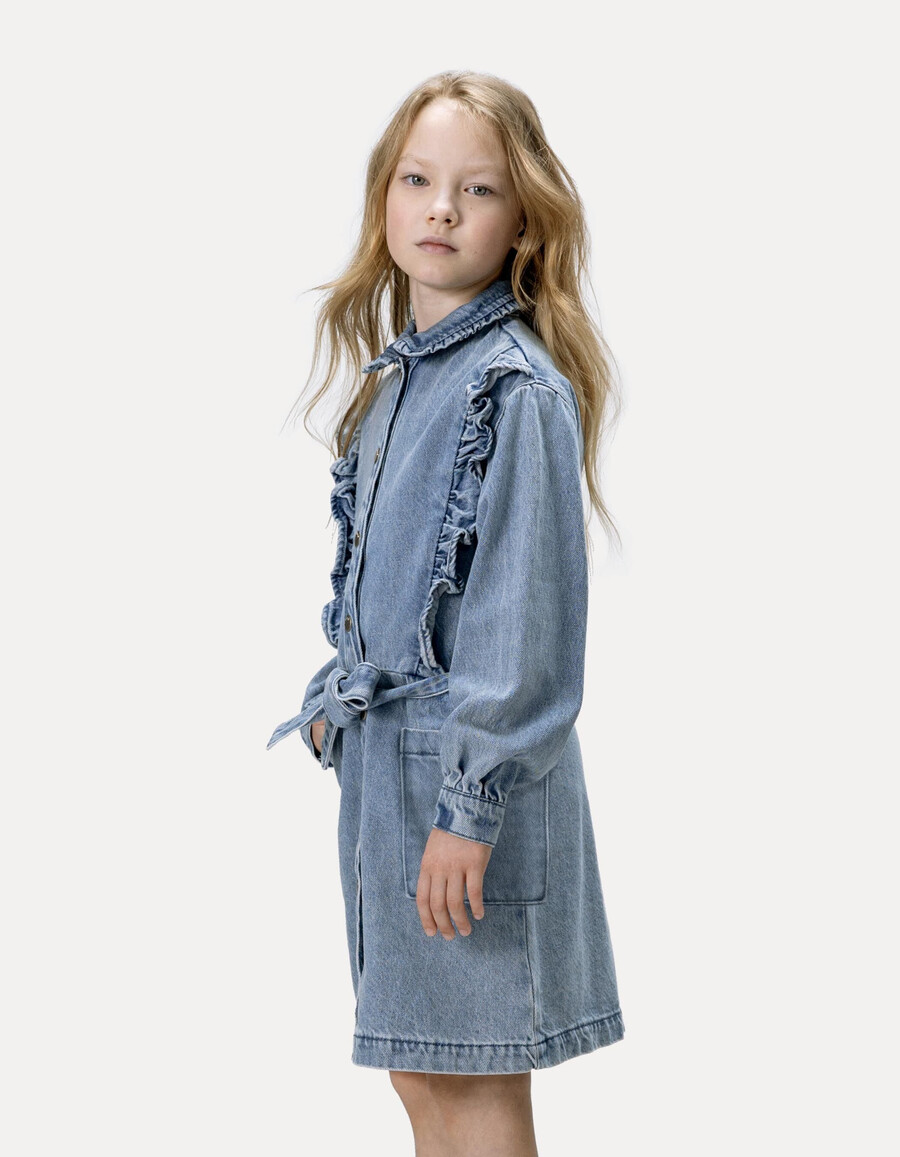vestido vaquero azul con cinturón y volantes para niña