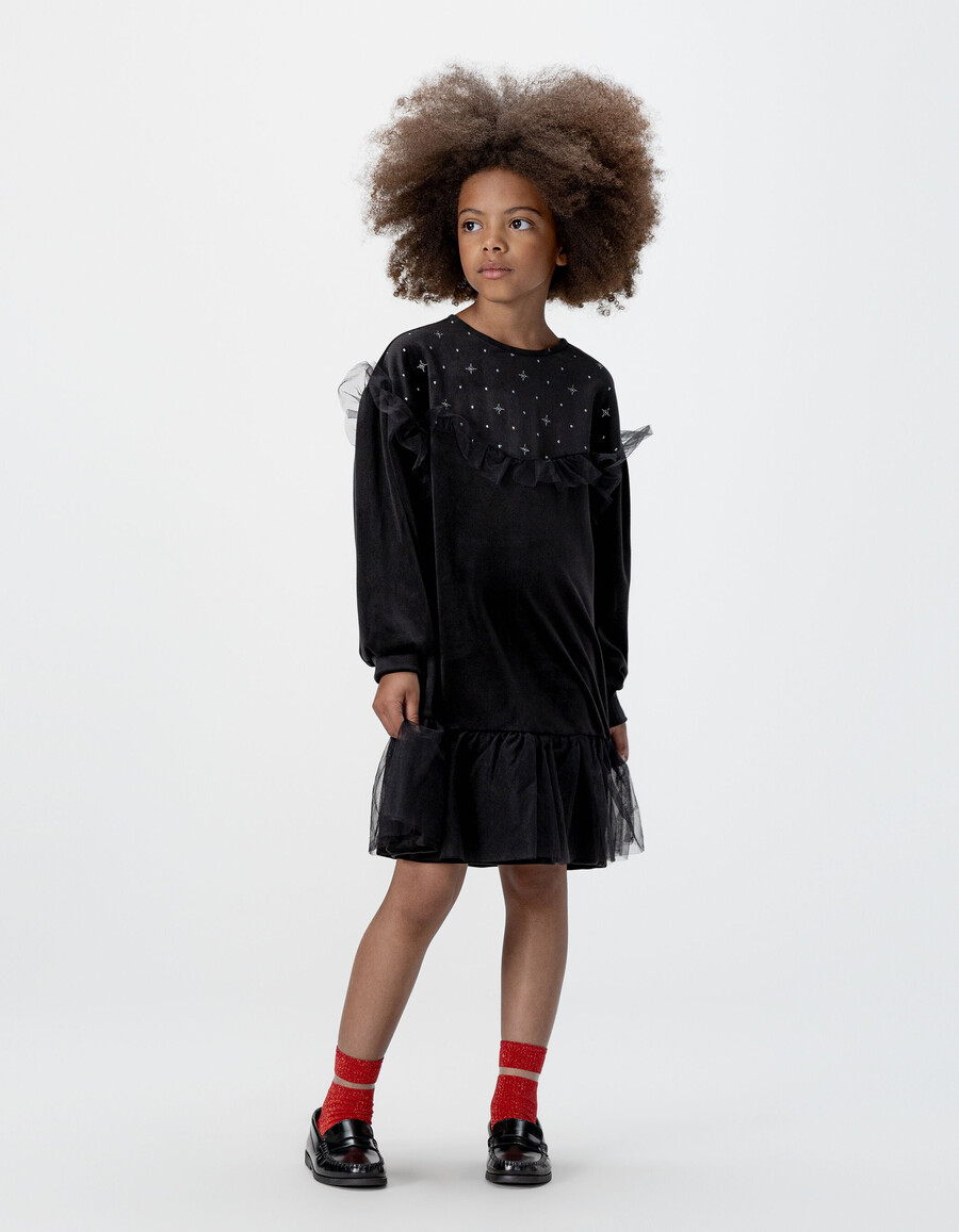 vestido de niña de terciopelo negro bordado con volantes de tul