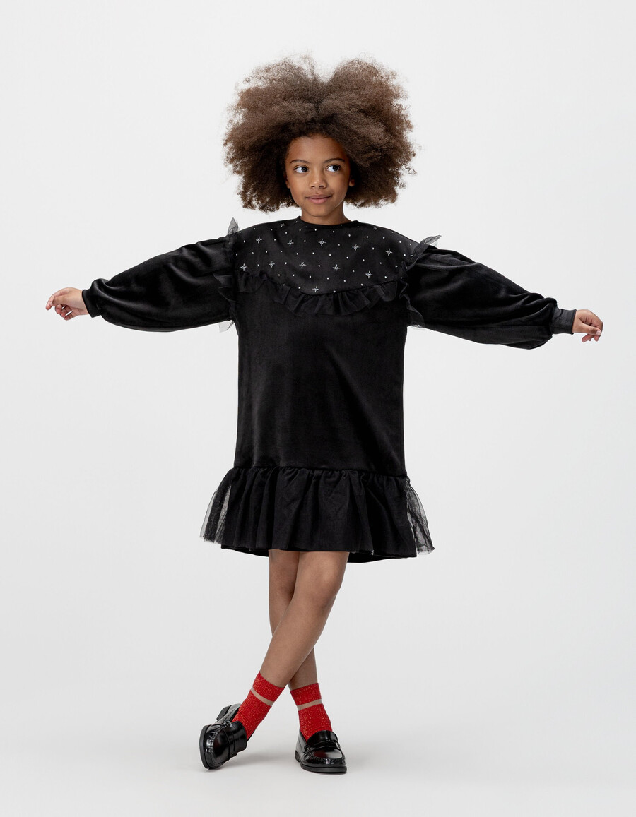 vestido de niña de terciopelo negro bordado con volantes de tul