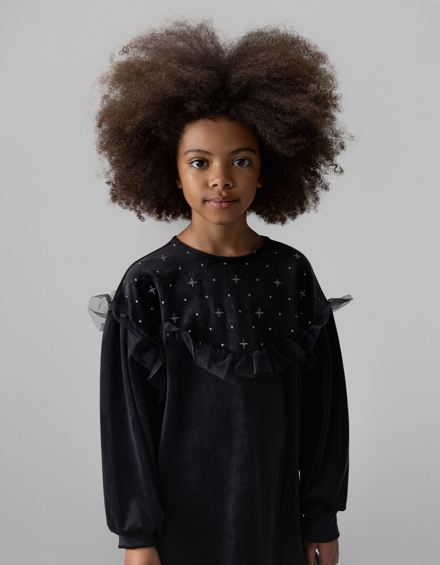 vestido de niña de terciopelo negro bordado con volantes de tul