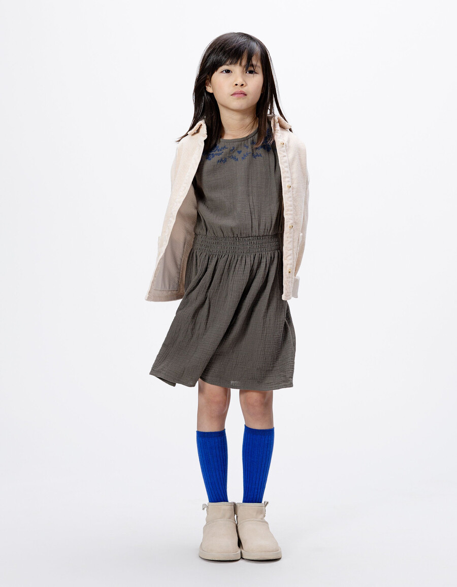 vestido caqui para niña con bordado de flores azul marino