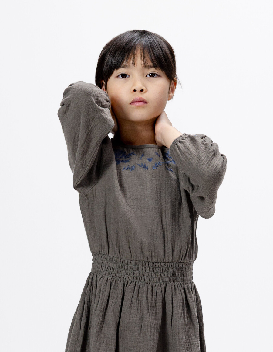 vestido caqui para niña con bordado de flores azul marino