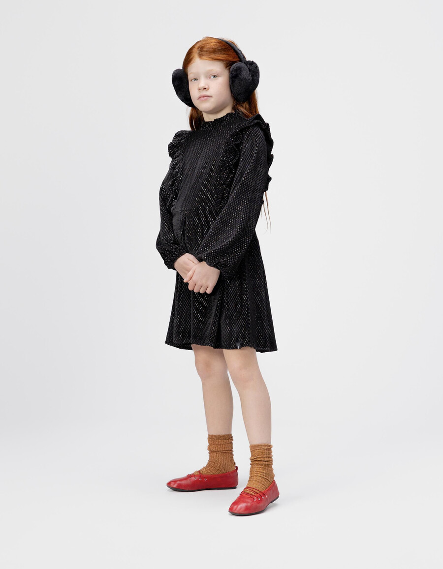 vestido de terciopelo negro para niña con detalle de volantes