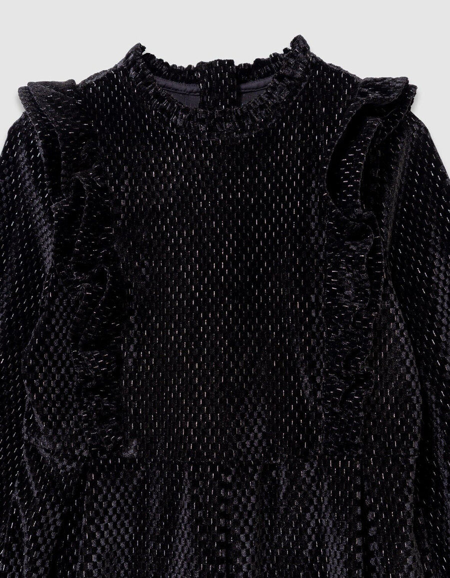 vestido de terciopelo negro para niña con detalle de volantes