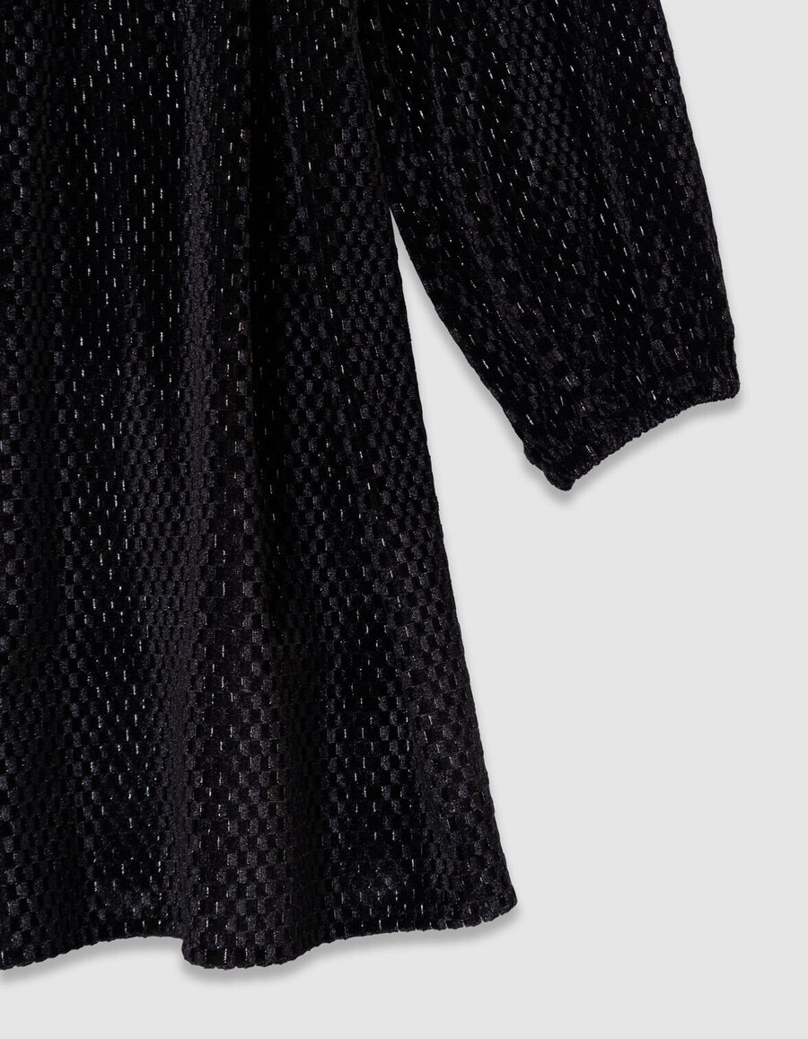 vestido de terciopelo negro para niña con detalle de volantes