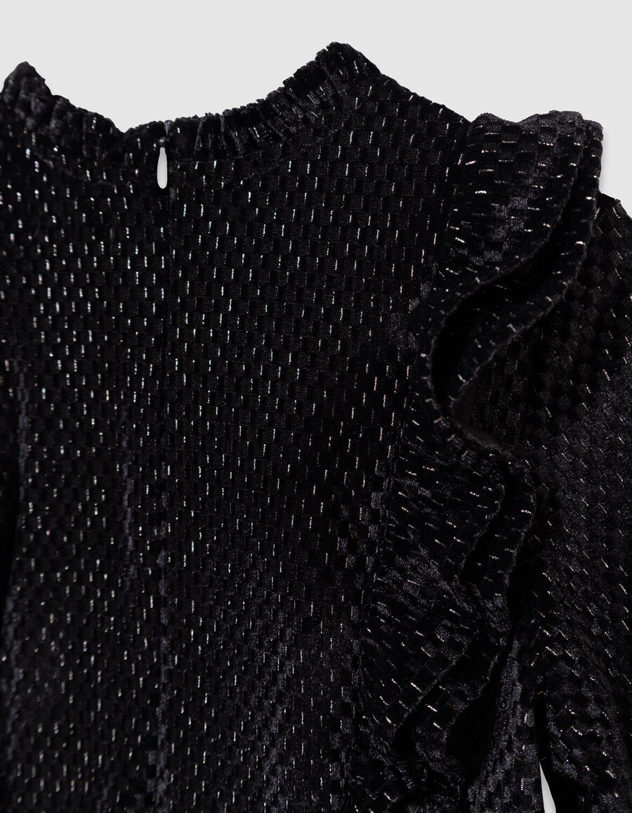 vestido de terciopelo negro para niña con detalle de volantes