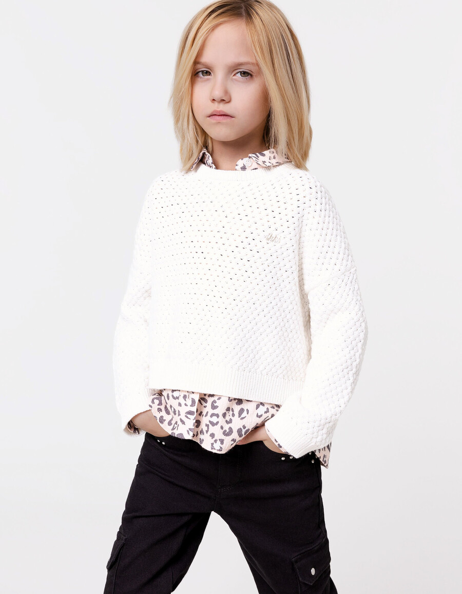 suéter blanco de punto de algodón orgánico con relieve para niña