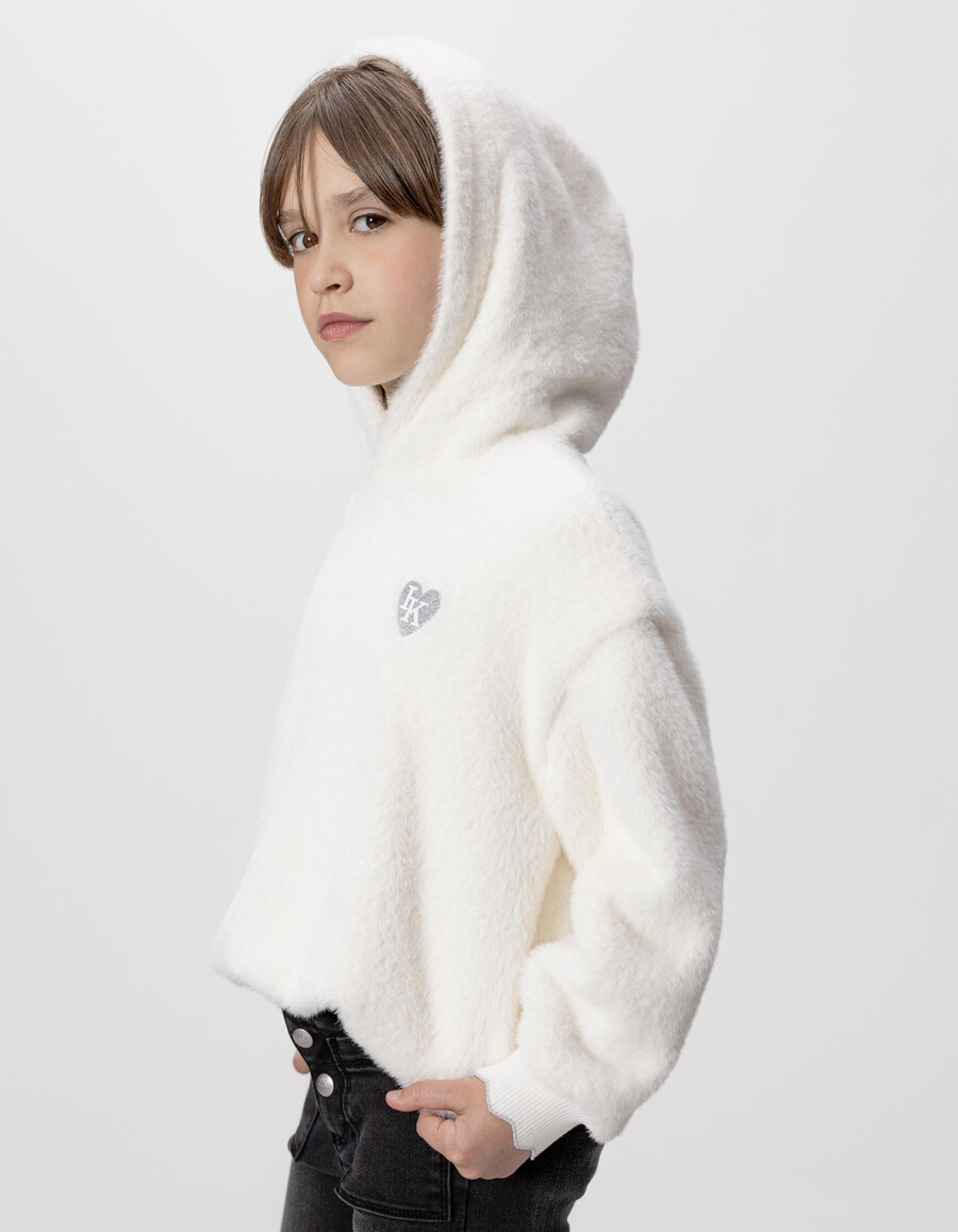 sudadera con capucha suave color crudo para niña con insignia de corazón