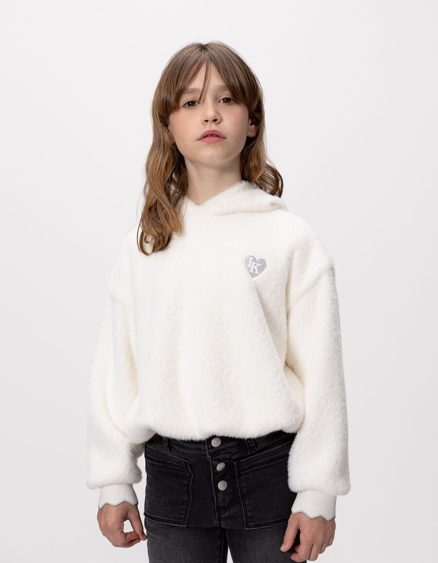 sudadera con capucha suave color crudo para niña con insignia de corazón