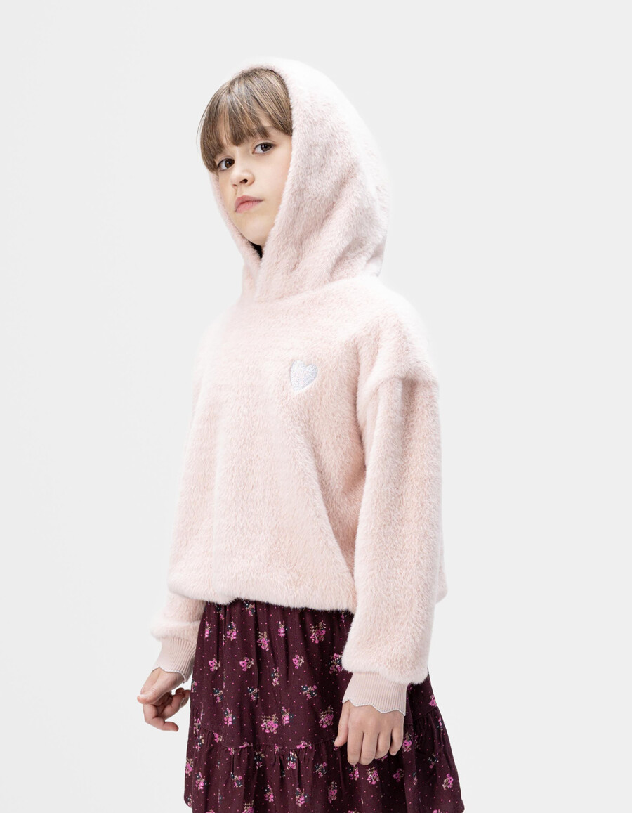sudadera con capucha suave rosa para niña con insignia de corazón