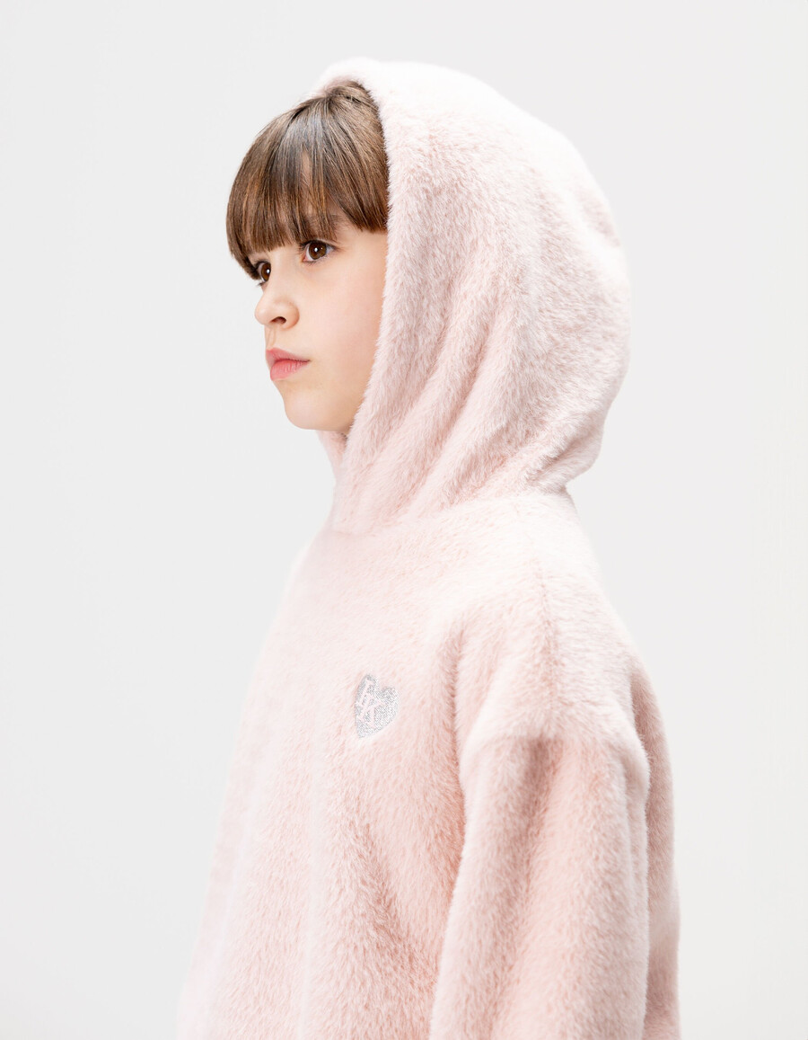 sudadera con capucha suave rosa para niña con insignia de corazón