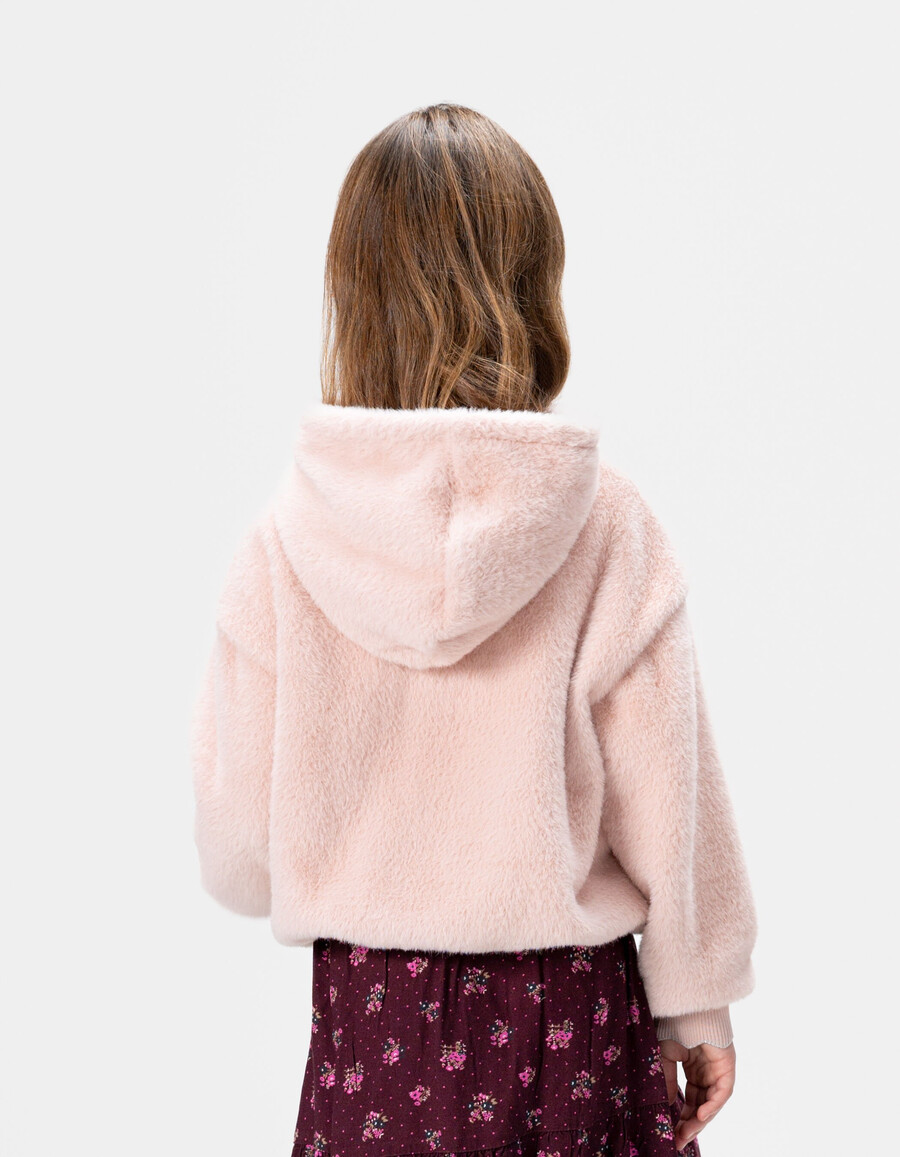 sudadera con capucha suave rosa para niña con insignia de corazón