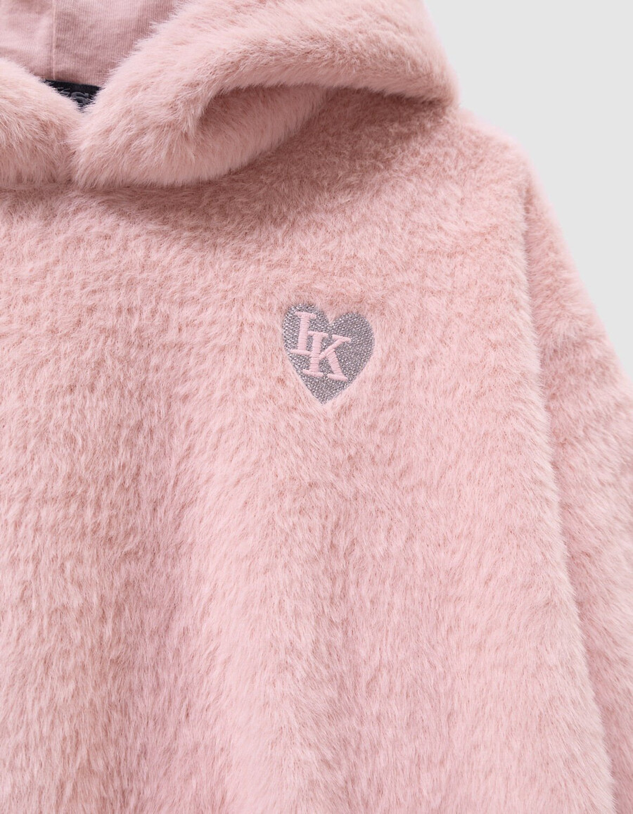 sudadera con capucha suave rosa para niña con insignia de corazón