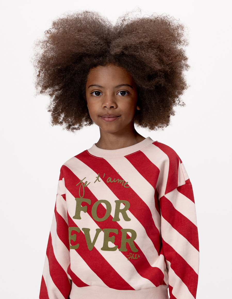 sudadera de niña con rayas rojas y rosas y eslogan
