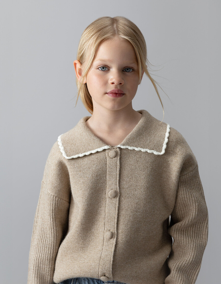 cárdigan de punto beige para niña con mangas acanaladas