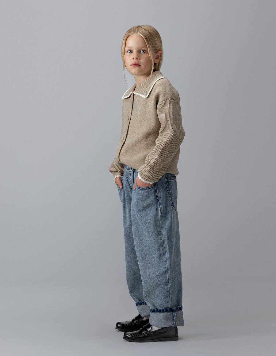 cárdigan de punto beige para niña con mangas acanaladas