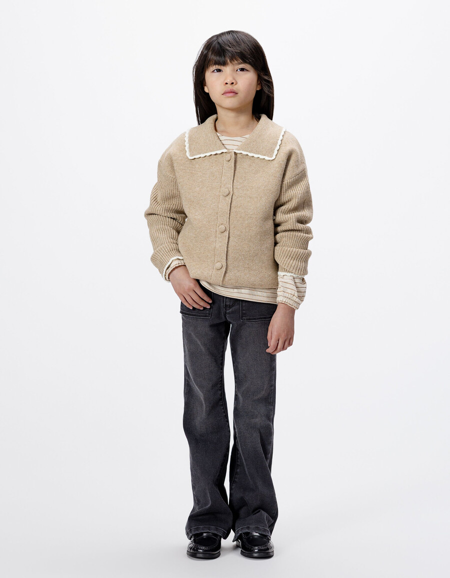 cárdigan de punto beige para niña con mangas acanaladas