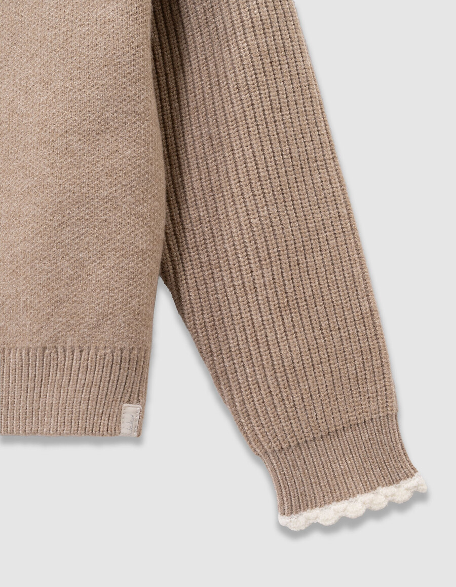 cárdigan de punto beige para niña con mangas acanaladas