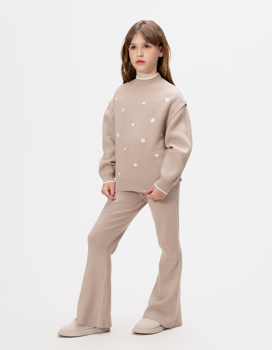 suéter de punto beige para niña con mangas desmontables