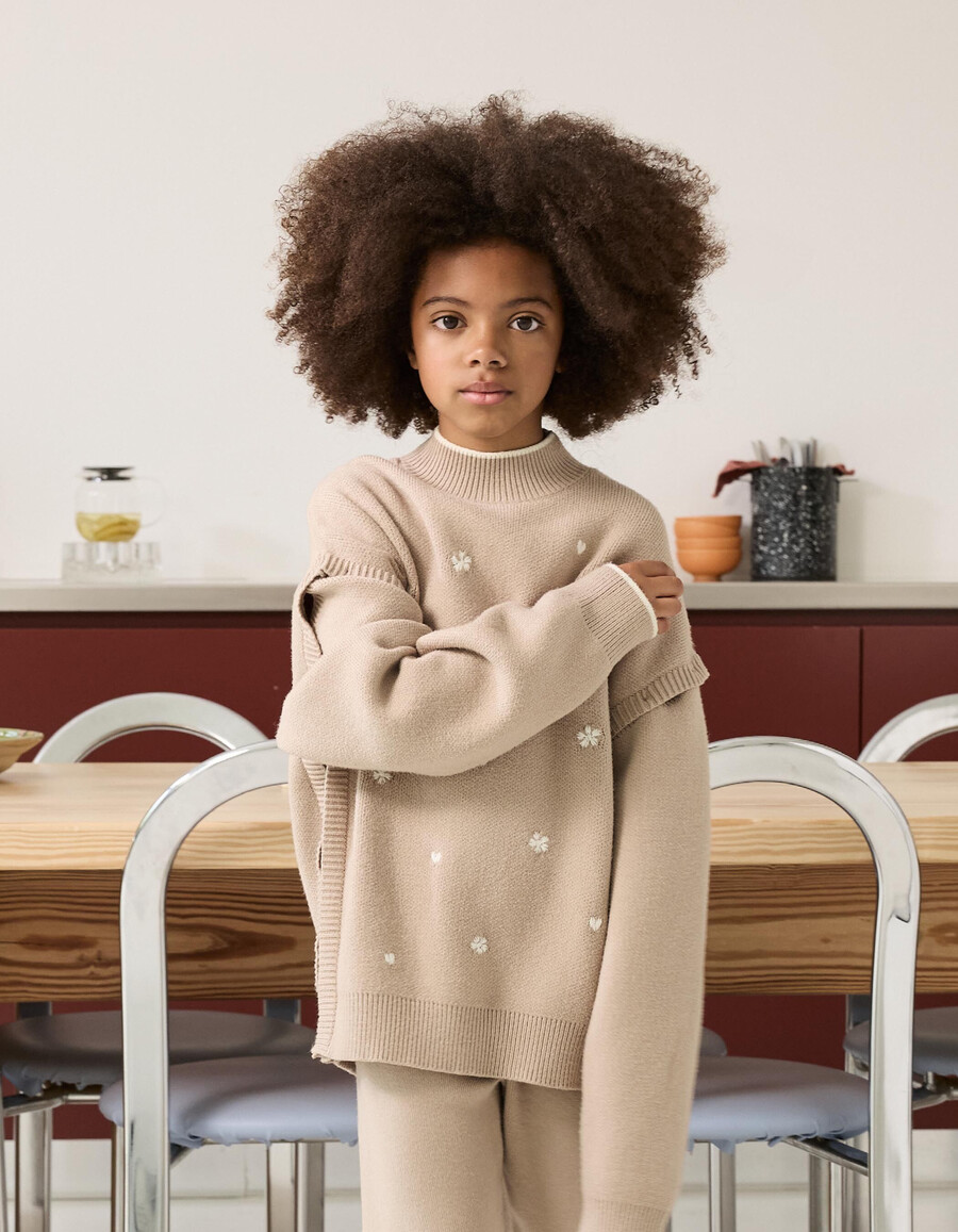 suéter de punto beige para niña con mangas desmontables