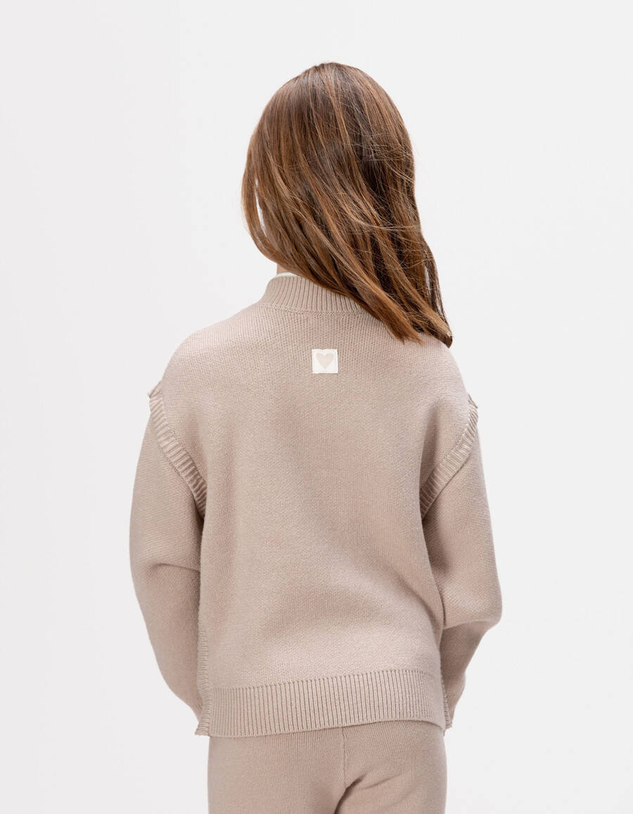 suéter de punto beige para niña con mangas desmontables
