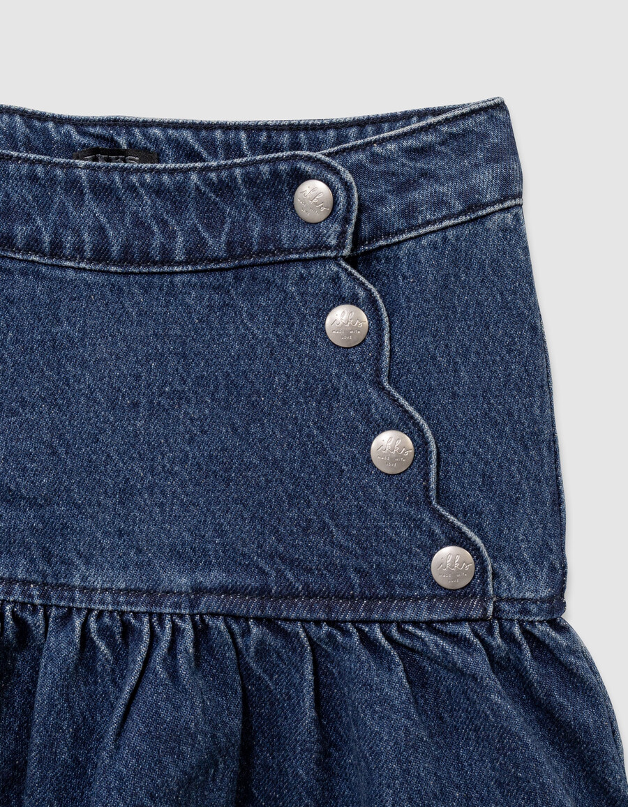 falda vaquera azul para niña con botones a presión estilo caída frontal