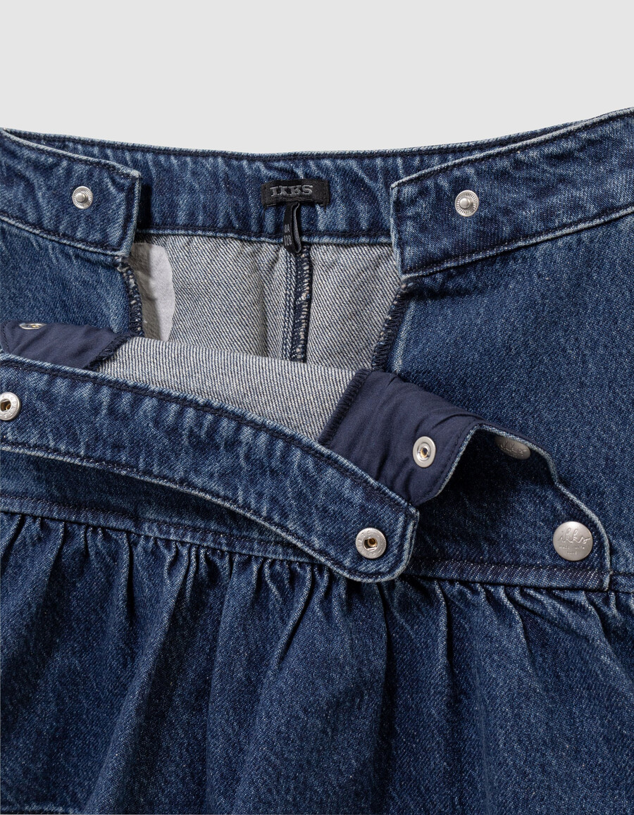 falda vaquera azul para niña con botones a presión estilo caída frontal