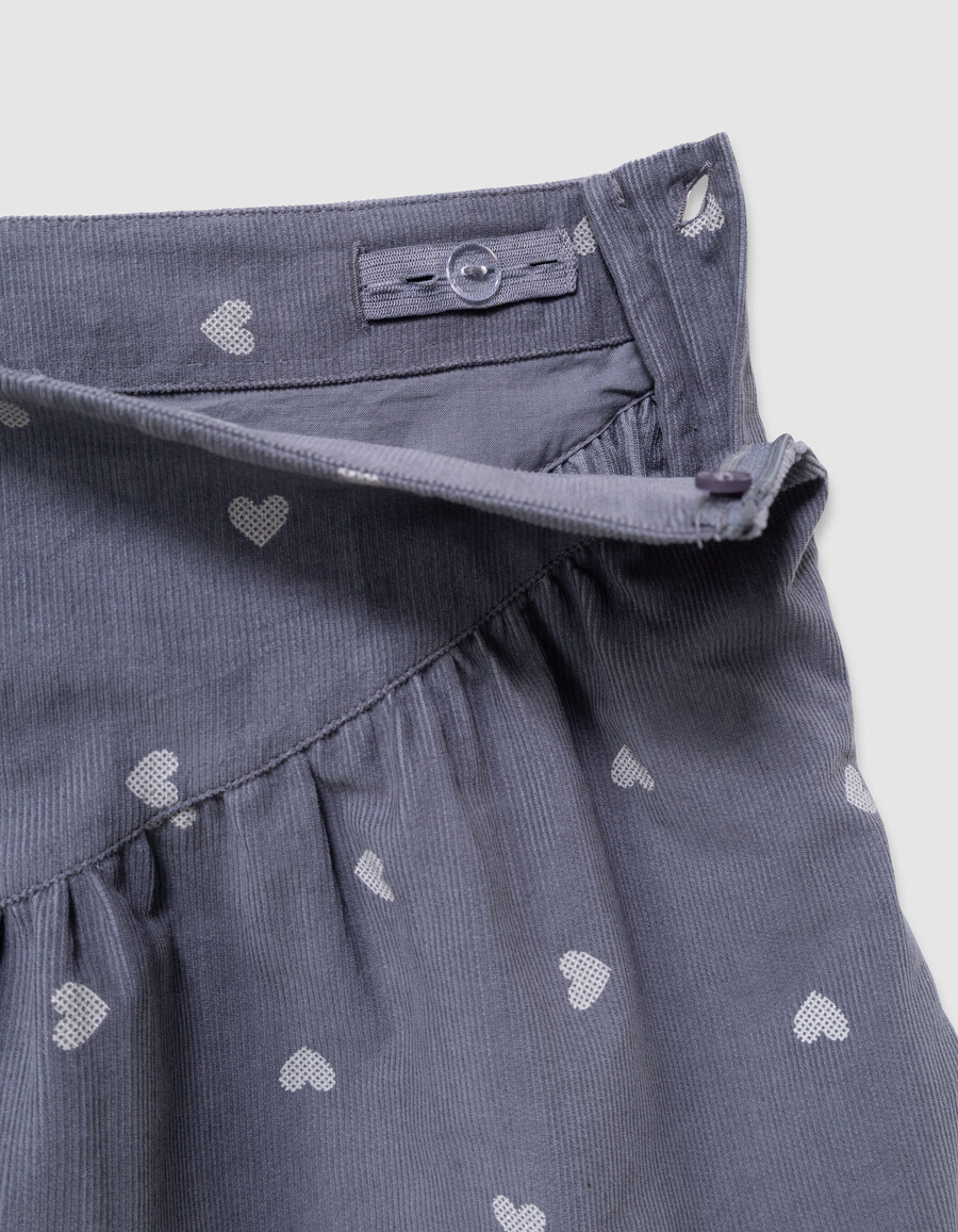 falda corta de terciopelo azul para niña con motivo de corazón