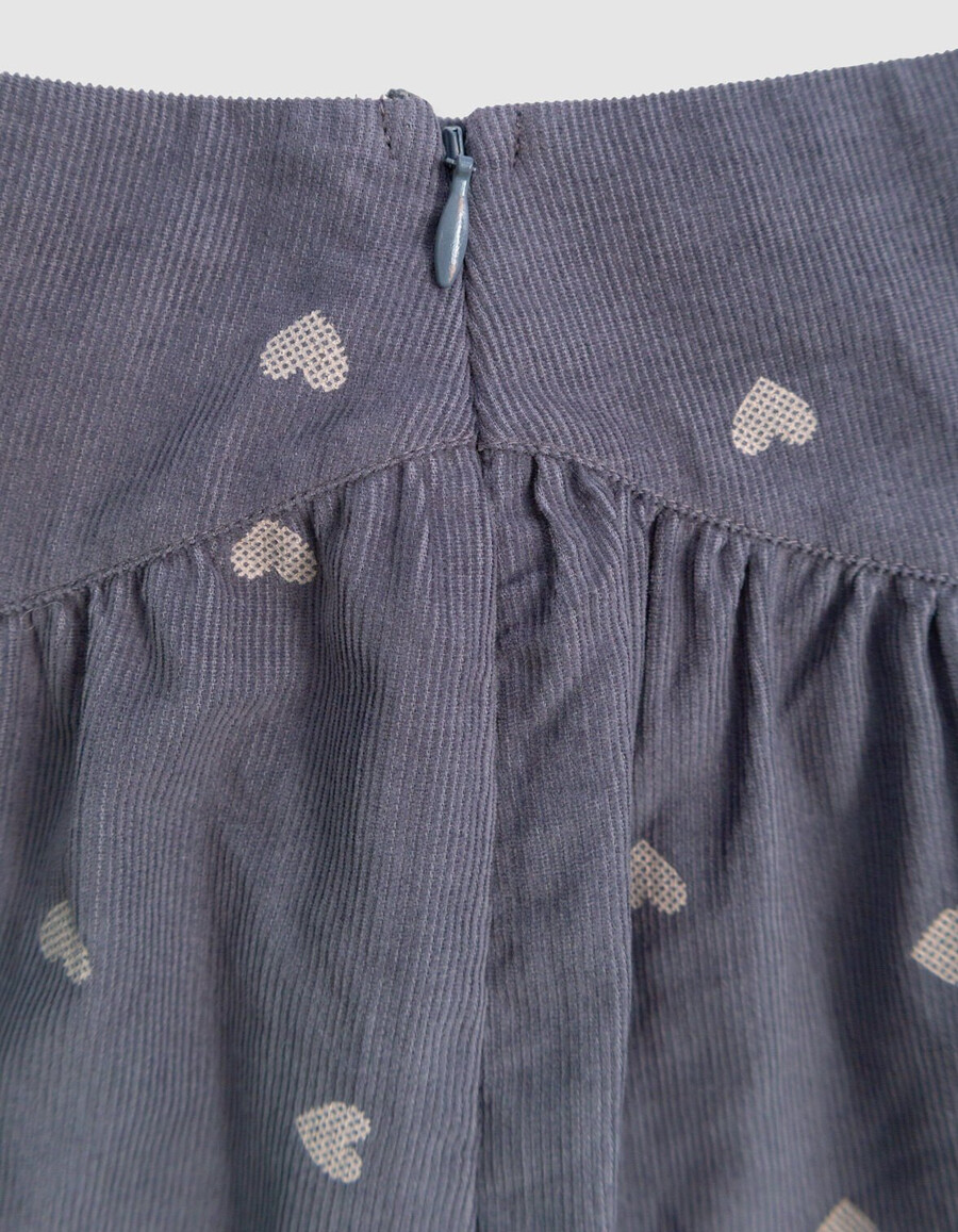 falda corta de terciopelo azul para niña con motivo de corazón