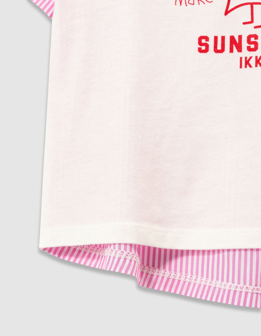 camiseta blanca de manga corta para niña con rayas rosas