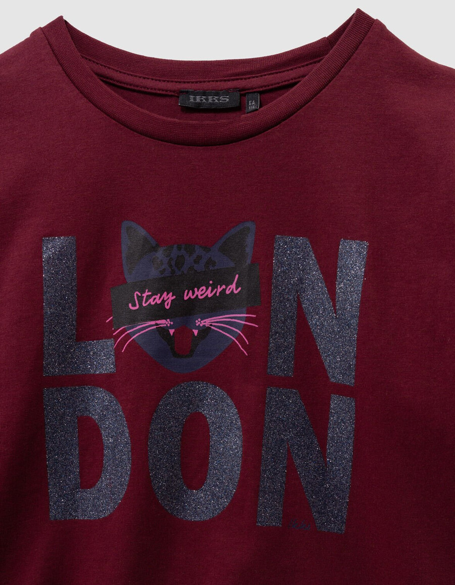 camiseta de algodón orgánico burdeos para niña con eslogan y gato