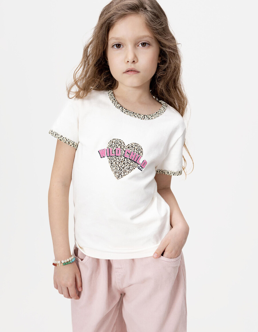 camiseta de algodón orgánico color crudo para niña con estampado de lazo de leopardo