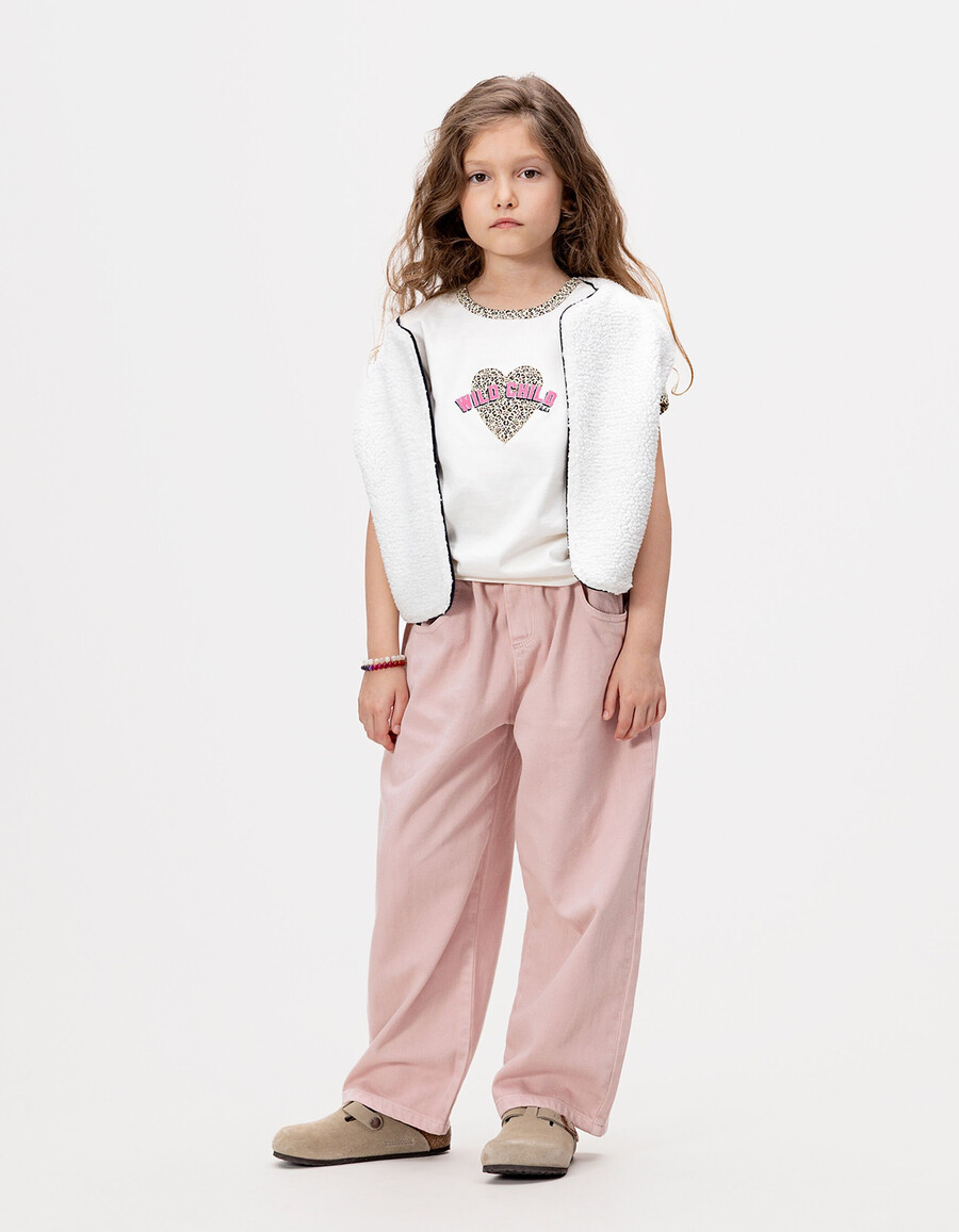 camiseta de algodón orgánico color crudo para niña con estampado de lazo de leopardo