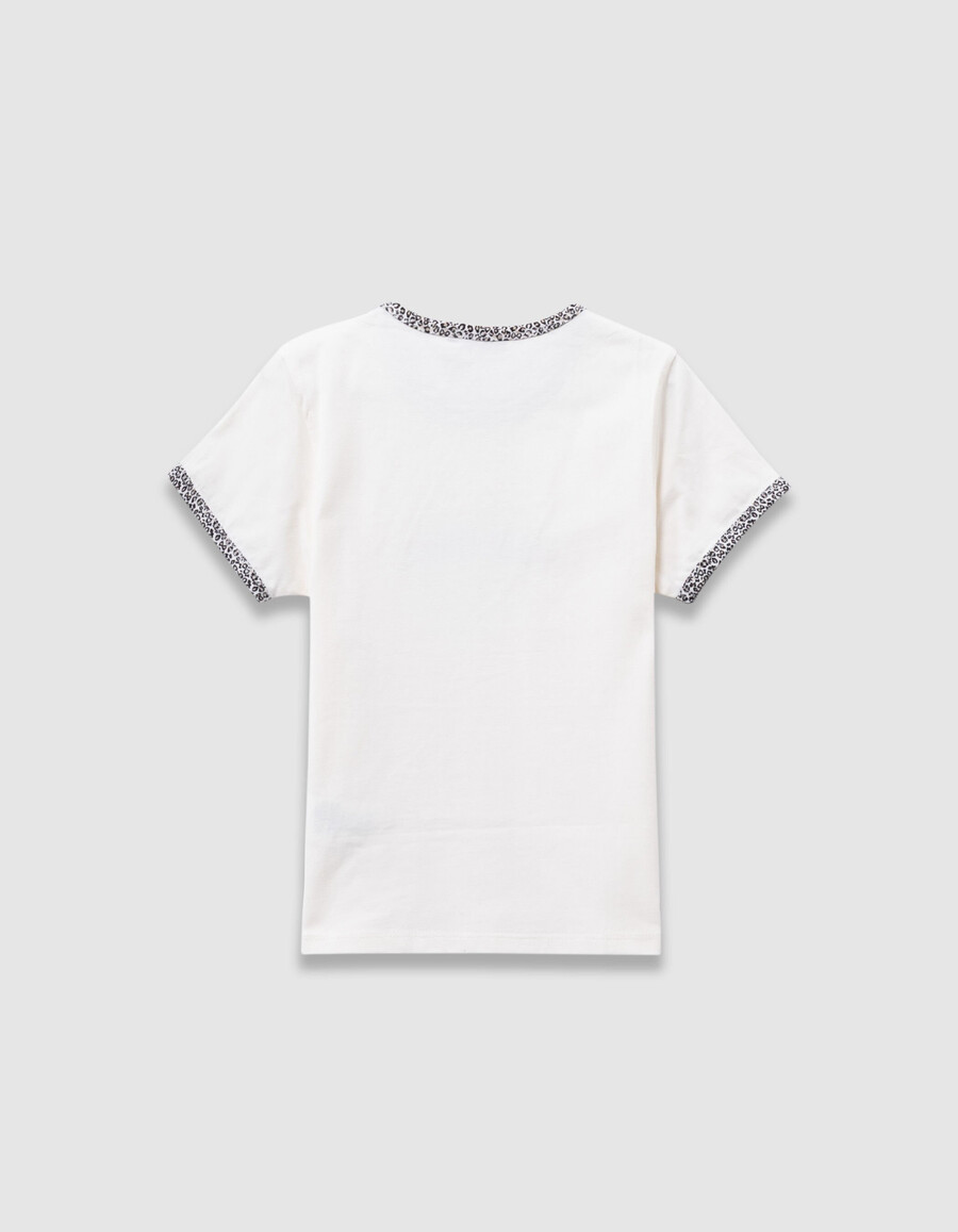 camiseta de algodón orgánico color crudo para niña con estampado de lazo de leopardo