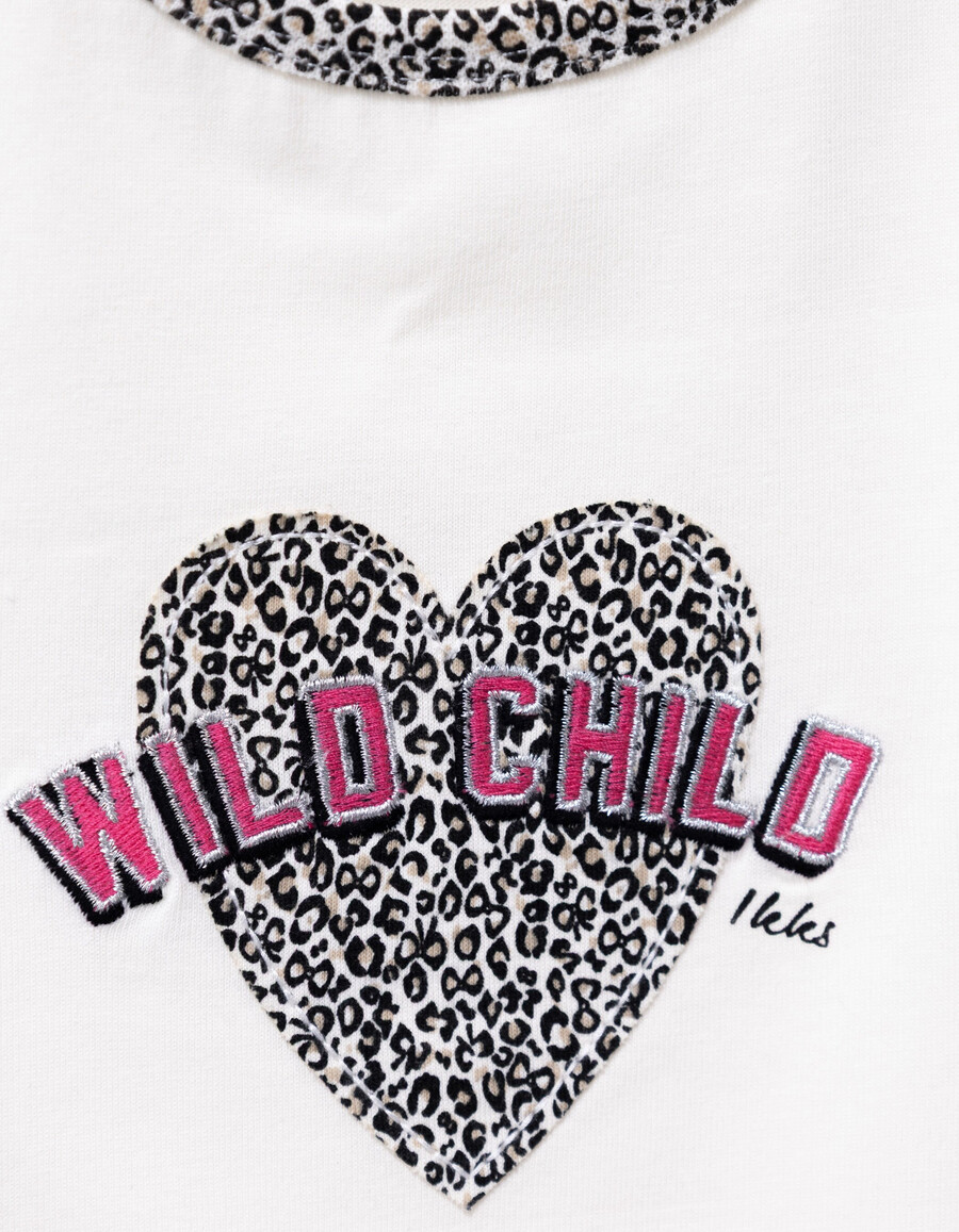 camiseta de algodón orgánico color crudo para niña con estampado de lazo de leopardo