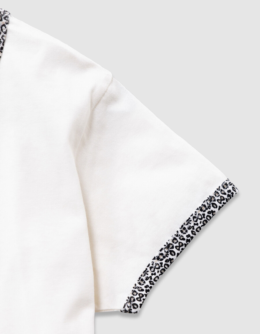 camiseta de algodón orgánico color crudo para niña con estampado de lazo de leopardo