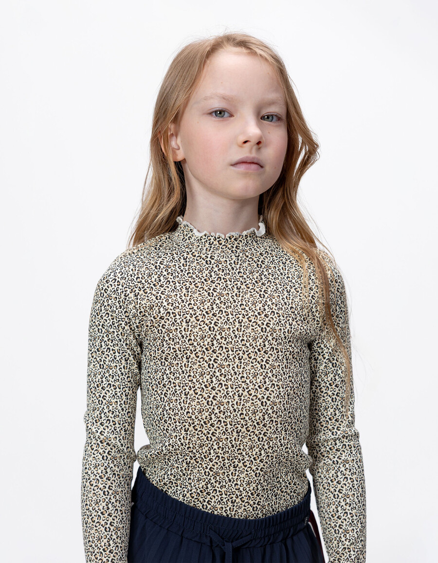 camiseta beige de cuello alto para niña con estampado de lazo de leopardo
